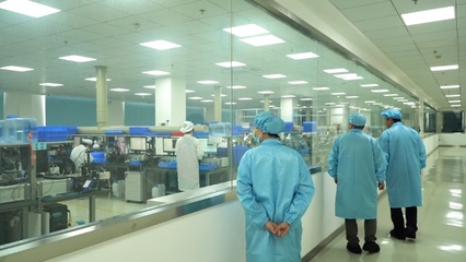 馴光二十余載，光纖上磨透鏡問鼎全球第一